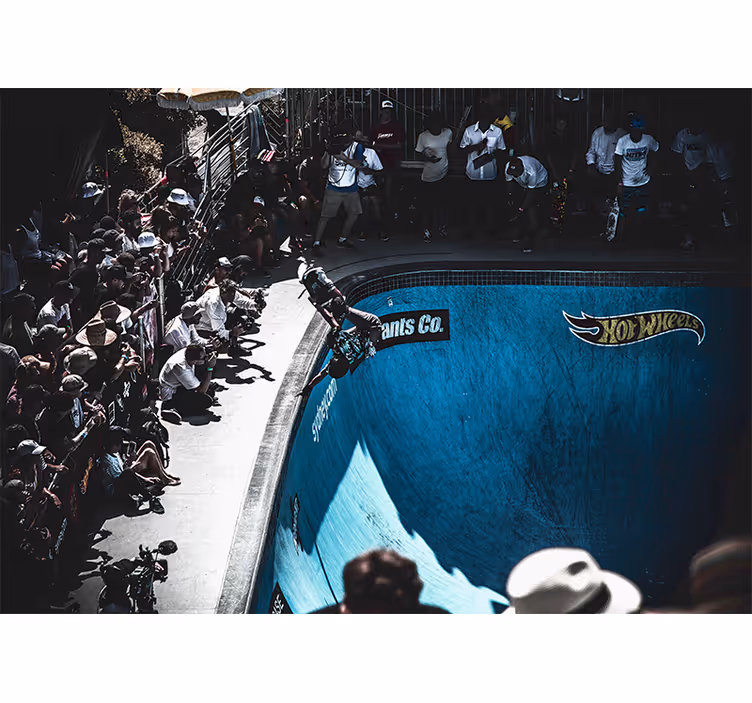 fototapeta moto skateboardista predvádzajúci trik - Tenstickers