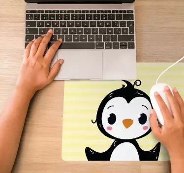 Anime podložka pod myš s veselou tučniakovou postavou - Tenstickers