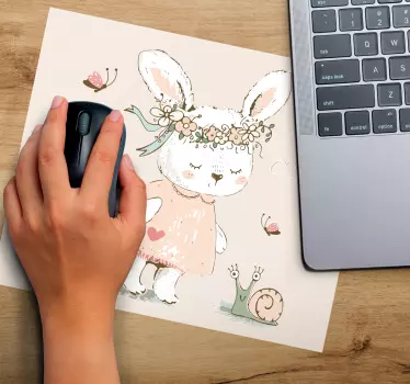 Herná podložka pod myš roztomilý zajačik so slimákom - Tenstickers