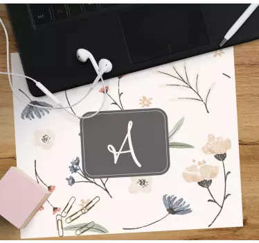 Podložka pod myš s menom iniciála kvetinového monogramu - Tenstickers