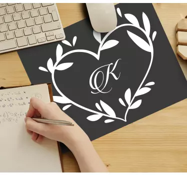 Podložka pod myš s menom srdcový monogram - Tenstickers