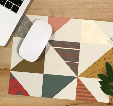 Podložka pod myš so vzorom farebné geometrické trojuholníky - Tenstickers