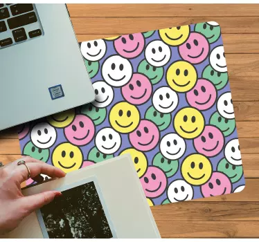 Podložka pod myš so vzorom farebné usmievavé tváre - Tenstickers