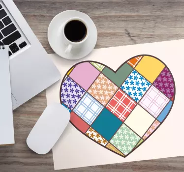 Podložka pod myš so vzorom srdcovej patchworkovej látky - Tenstickers