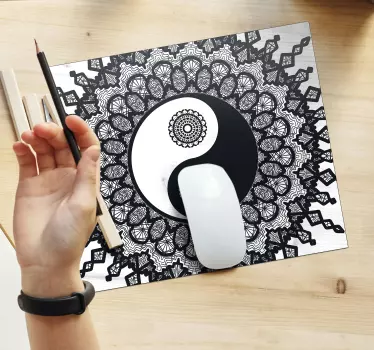 Podložka pod myš so vzorom umelecké dielo mandaly jin jang - Tenstickers