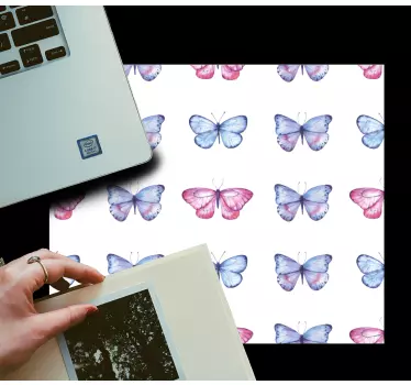 Podložka pod myš so vzorom vibrantný motýlí emblém - Tenstickers