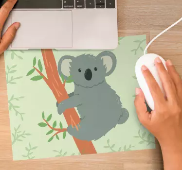 Roztomilá malá lezecká koala kreslená originálna podložka pod myš - Tenstickers
