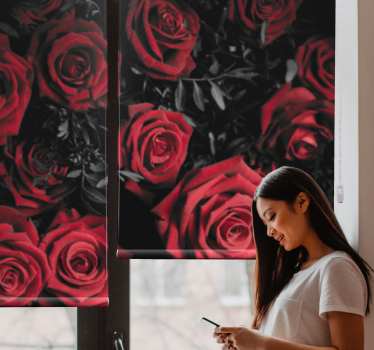 čierna a biela s kvetmi červených ruží a rastlinnou roletou - Tenstickers