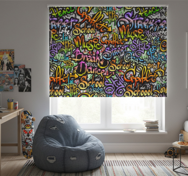 Roleta pre teenagera s graffiti textom na stene - Tenstickers
