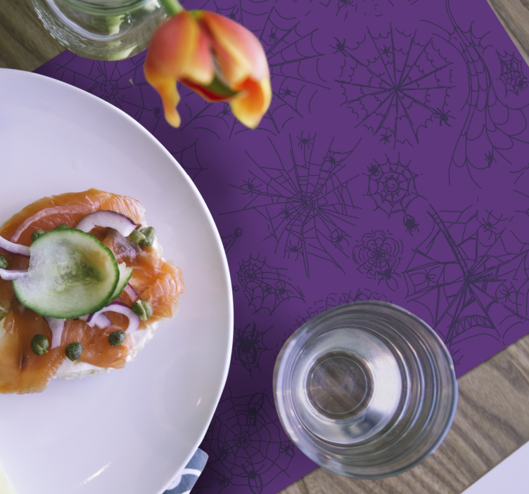 Fialová s prestieraním na pavúk a web halloween - Tenstickers