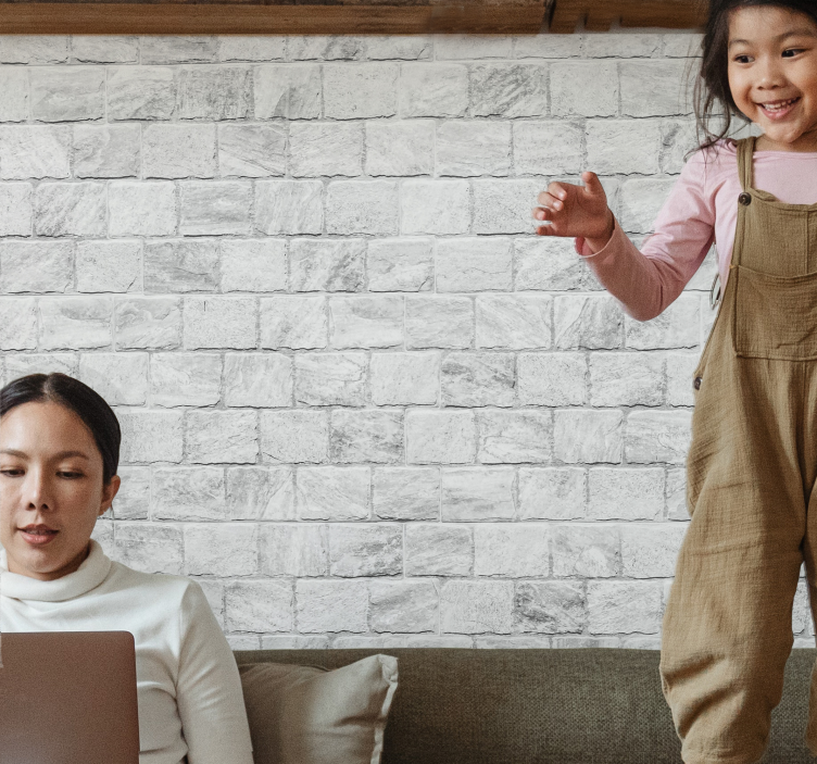 Fototapety tehly šťastné dieťa hrajúce sa - Tenstickers