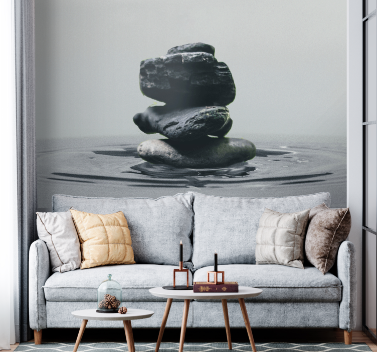 Vyvažujúca kamienková pyramída pod morskou nástennou maľbou - Tenstickers