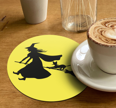 čarodejnica, mesiac a čierna mačka halloween drink mat - Tenstickers