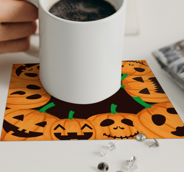 Veľa halloweenských košíčkov s rôznymi tvárami halloweenská dráha - Tenstickers
