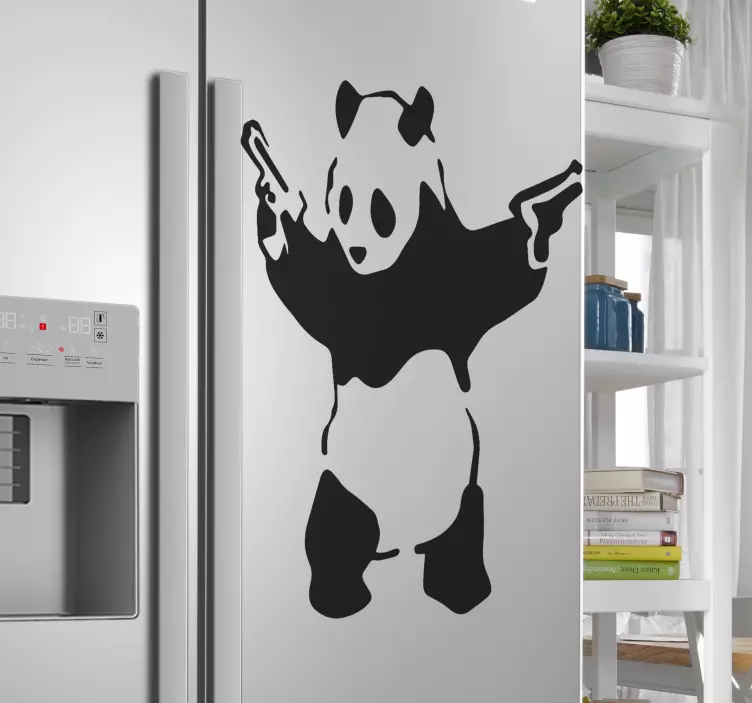 Banksy panda so zbraňami na obtisky chladničky - Tenstickers