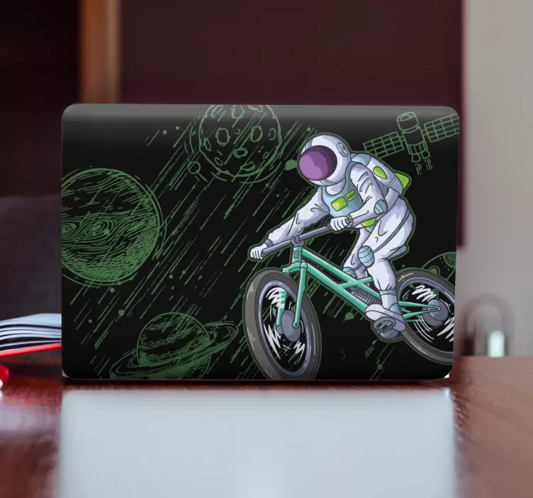Astronaut hrajúci bicykel na oblohe, kože pre notebooky - Tenstickers