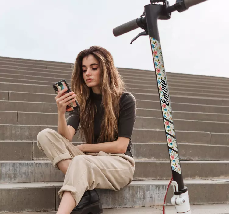 vinyl pre skútre patinete flores con nombre - Tenstickers