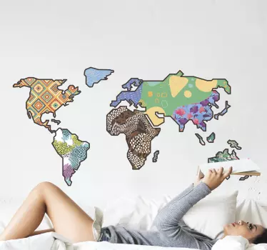 Svetová mapa, etnický vzor a samolepka na mapu zvierat - Tenstickers