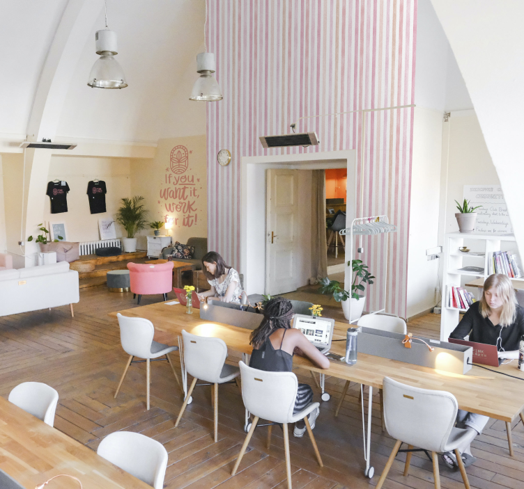 Ružová tapeta s akvarelovými vertikálnymi pruhmi - Tenstickers